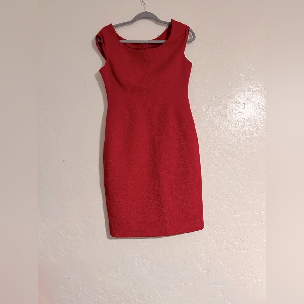 Tahari 
Size 8 US
Red